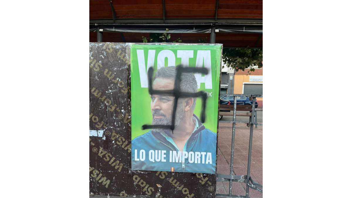 Cartel de Vox en Zaratán con una esvástica pintada. -@VOXVALLADOLID