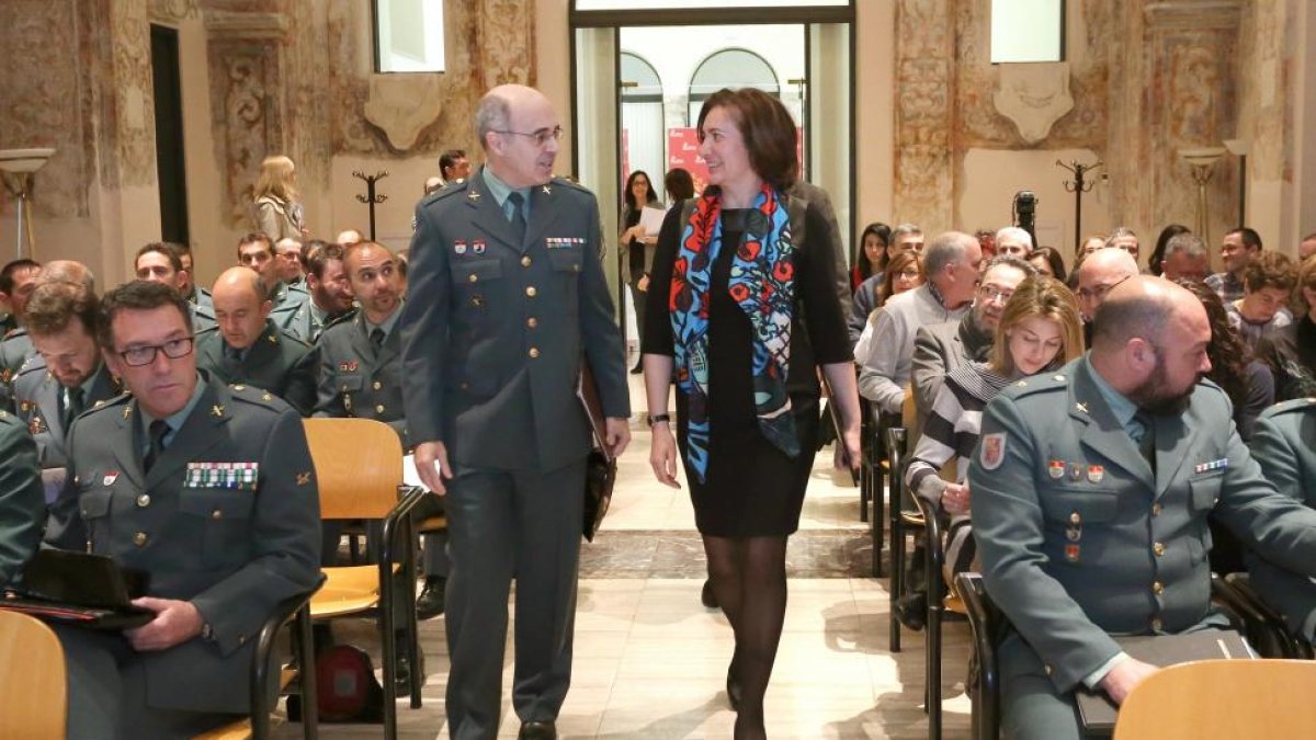 La consejera de Cultura y Turismo, María Josefa García Cirac, y el teniente coronel jefe de Sección de Operaciones, Luís Felipe Hurtado, presentan las Jornadas de Seguridad en el Patrimonio.-ICAL