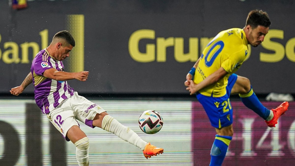 Olaza golpea el balón  ante la oposición de un jugador del Cádiz en un partido de la pasada campaña. / IÑAKISOLA / RVCF