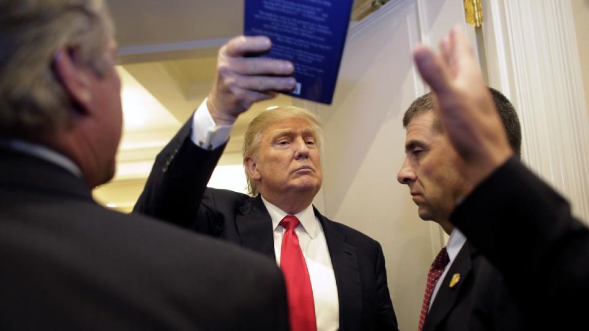 Donald Trump, con un libro de sus seguidores, en Jupiter, Florida.-LYNNE SLADKY / AP