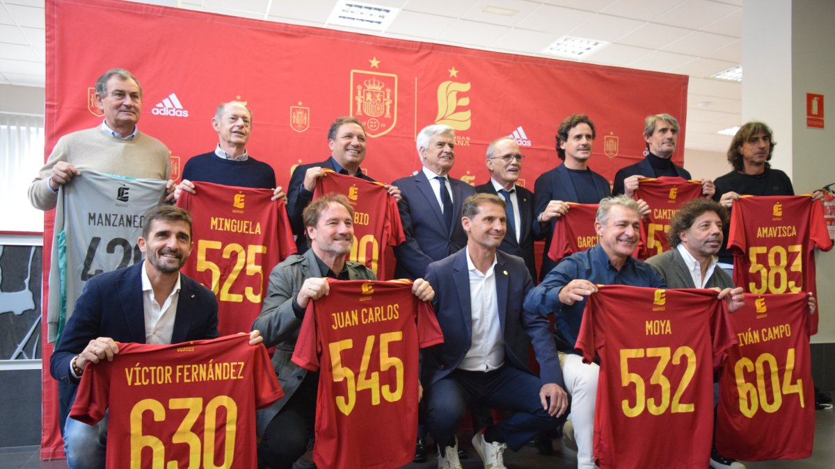 Los jugadores con sus camisetas conmemorativas.