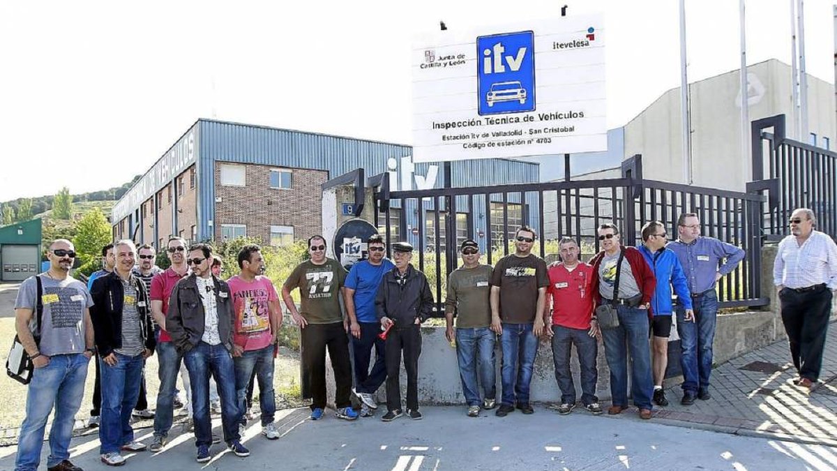 Trabajadores de la ITV del Polígono de San Cristobal, en Valladolid, se concentran para iniciar la huelga.-J.M. Lostau