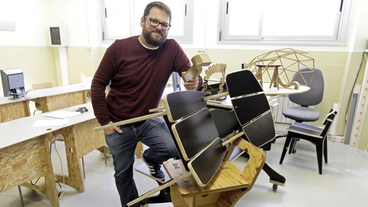 David Galve, junto a los primeros muebles y a los prototipos que ha elaborado el centro Pico Frentes para el catálogo on-line.-LUIS ÁNGEL TEJEDOR