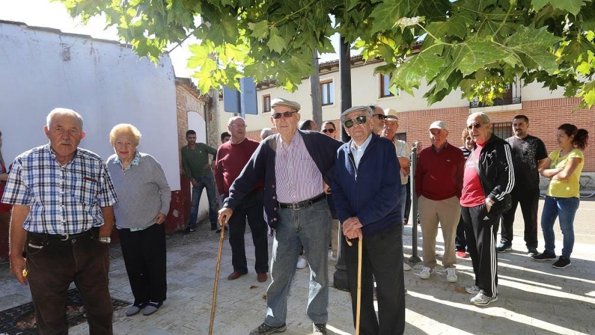 Vecinos de de Revenga de Campos (Palencia) en los cinco minutos de paro por la España vaciada.-ICAL