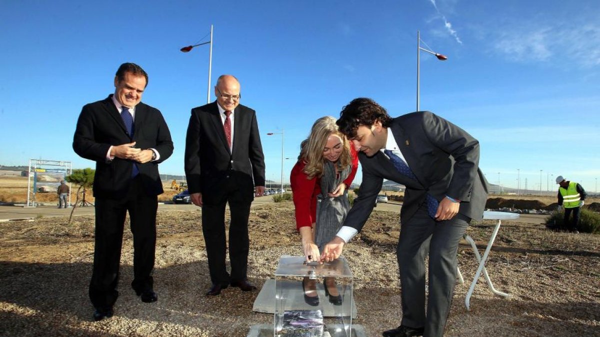 La directora general de Sepes, Lucía Molares, y el alcalde de Tordesillas, José Antonio González Poncela, colocan la primera piedra de las obras de conexión viaria de la A-6 con el sector I del Parque Logístico Industrial de Tordesillas acompañados del de-ICAL