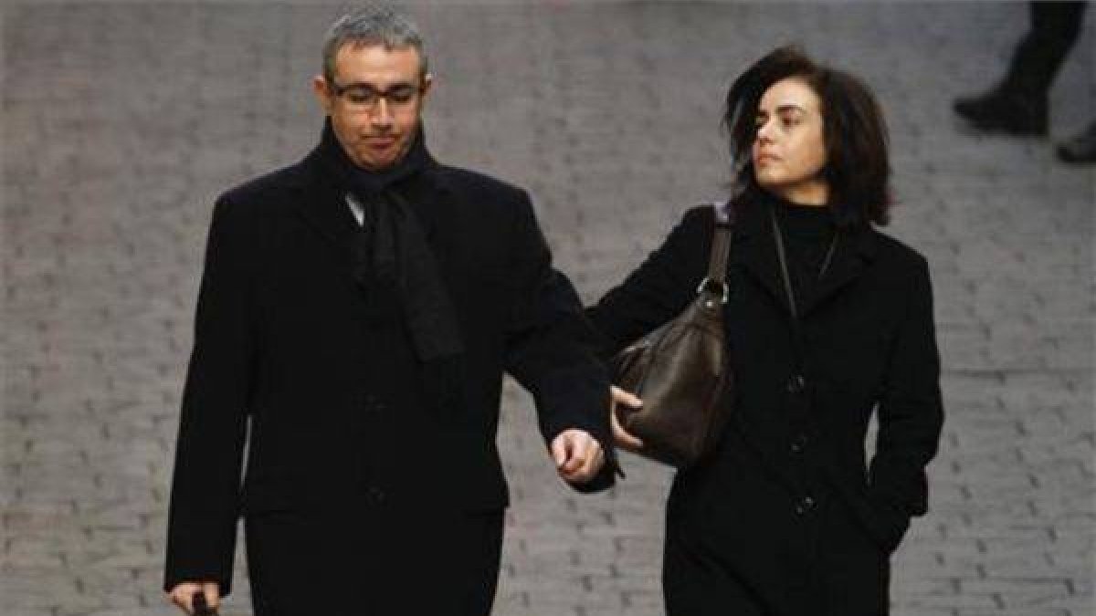 El exsocio de Iñaki Urdangarín, Diego Torres, y su mujer, Ana Maria Tejeiro, llegando a la Audiencia de Palma.-Foto: ENRIQUE CALVO / REUTERS