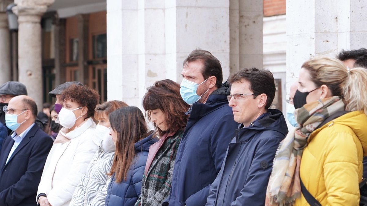 Miembros del Ayuntamiento de Valladolid, con Puente al frente, en un acto de solidaridad con las víctimas ucranianas.- ICAL