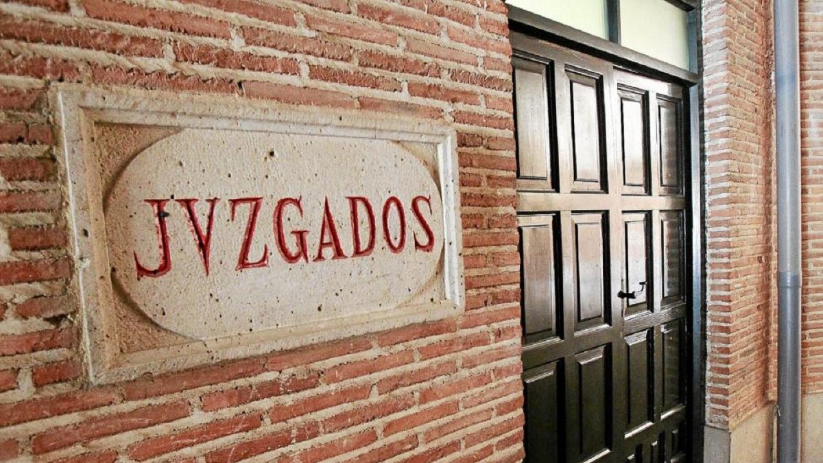 Puerta de acceso a los Juzgados de Medina de Rioseco.-J. M. LOSTAU