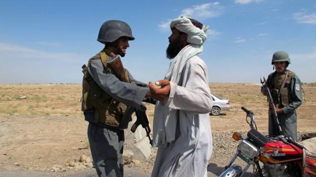 Un policía afgano cachea a un ciudadano en un punto de control en la ciudad de Lashkar Gah tras la fin del proceso de paz.-Foto:   AFP / NOOR MOHAMMAD