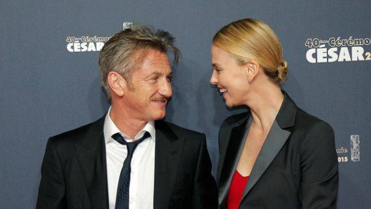 Theron y Penn, en los Cesar, el pasado febrero, en París, cuando aún eran una pareja enamorada.-Foto: AP