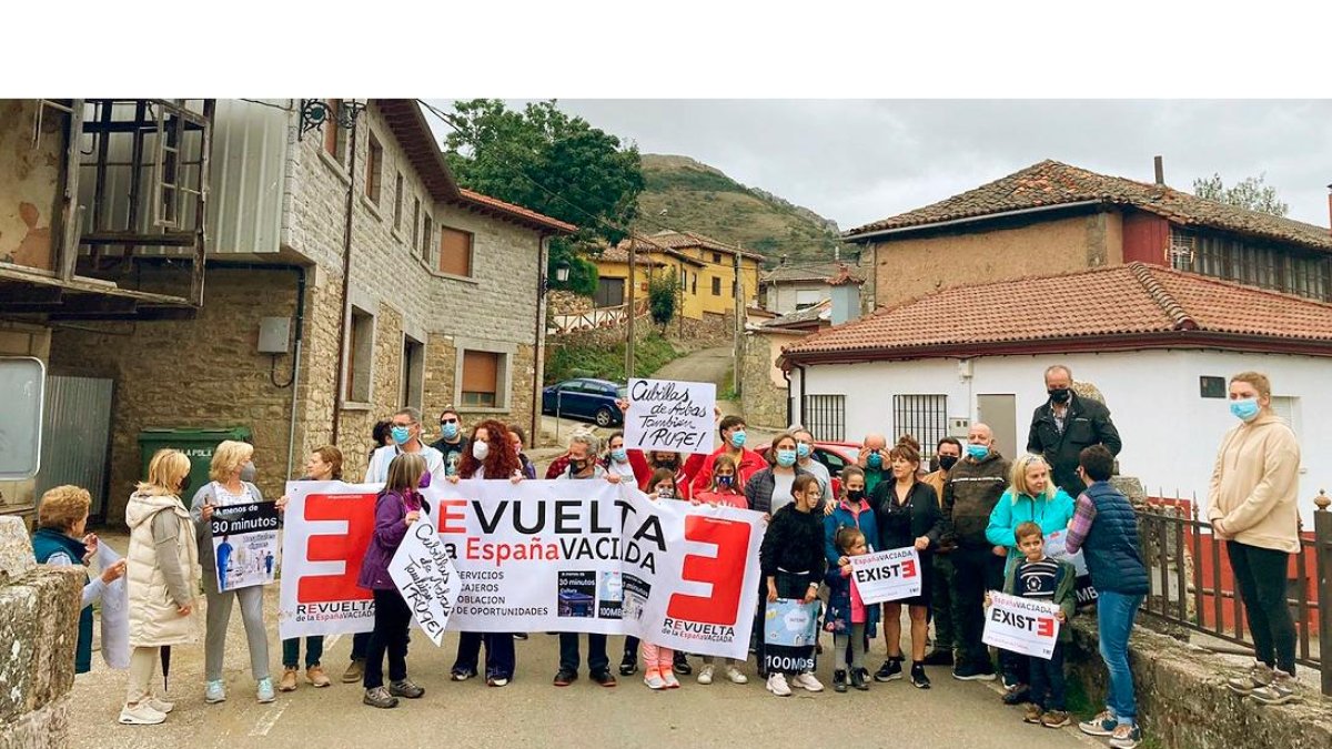 Acción reivindicativa 'Yo paro por mi pueblo' de la Revuelta de la España Vaciada, en Geras de Gordón (León). - ICAL