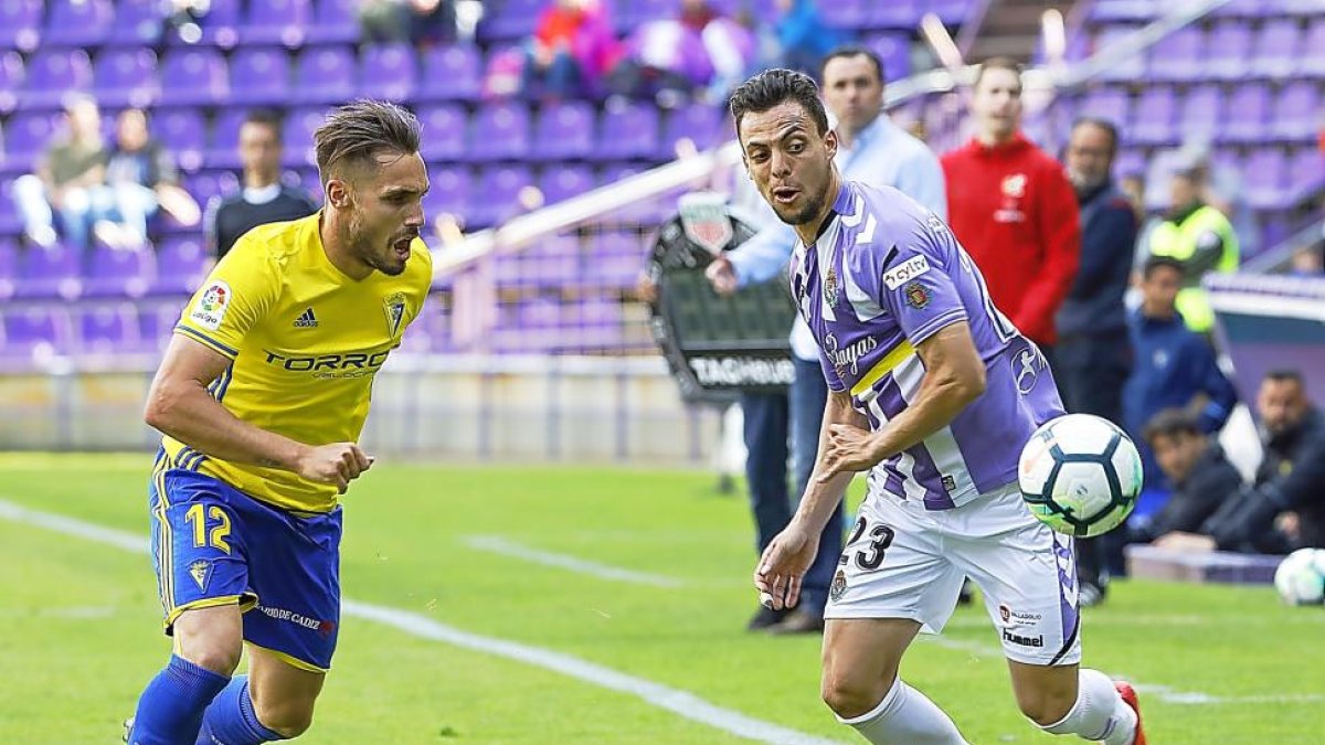 Plano intenta evadirse de Correa, durante un pasado Real Valladolid-Cádiz.