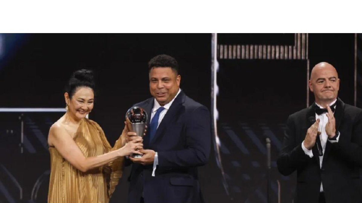 Ronaldo entrega a título póstumo un premio a la viuda de Pelé  en la Gala  The Best’ de la FIFA en presencia de Infantino.EM