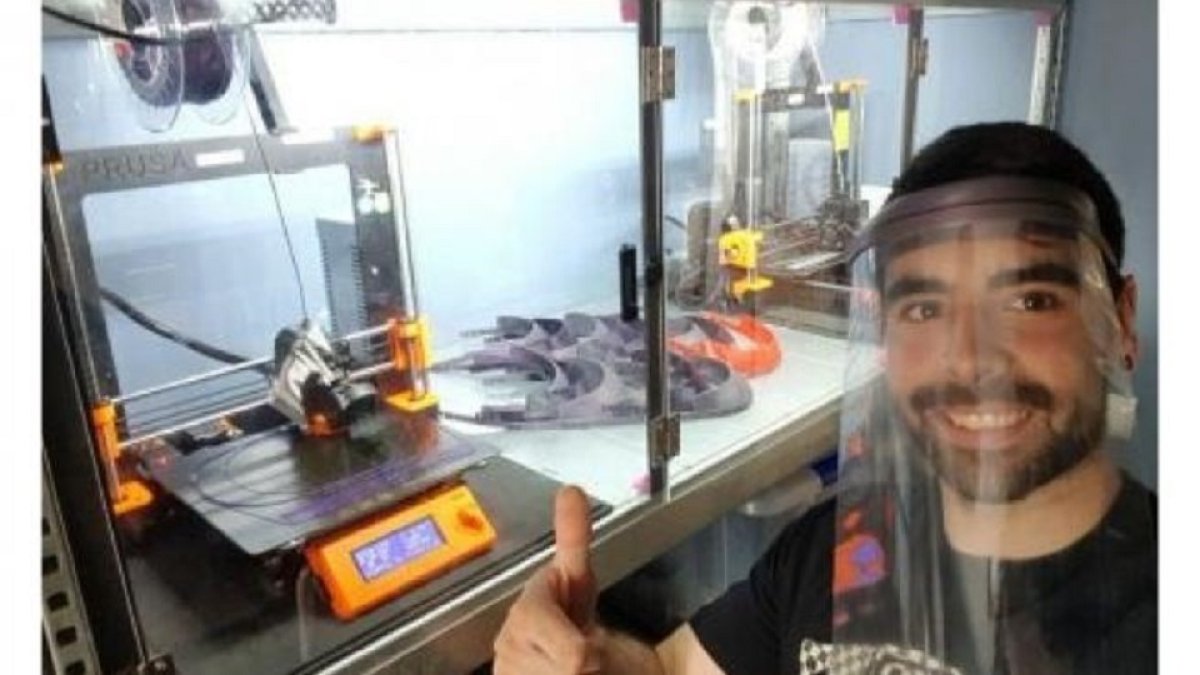 Uno de los trabajadores de la Renault que fabrica mascarillas con su impresora 3D.- EUROPA PRESS