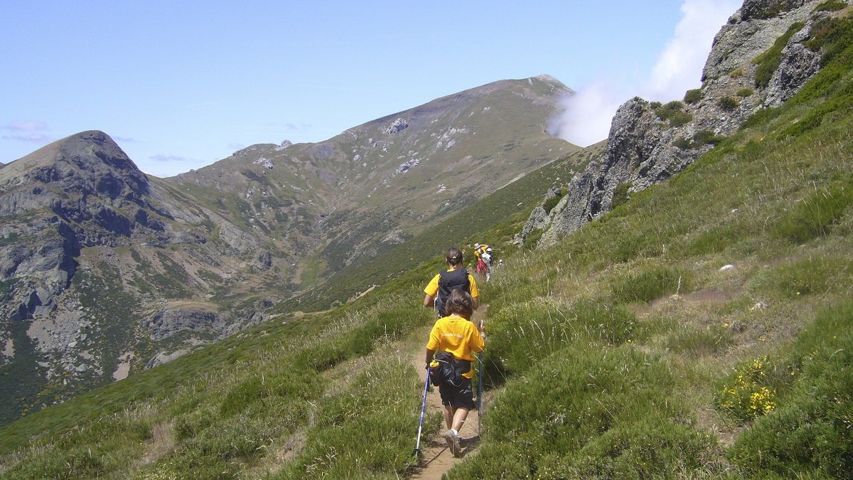 Un grupo de montañeros se dirige a la cumbre del Coriscao.- N.S.