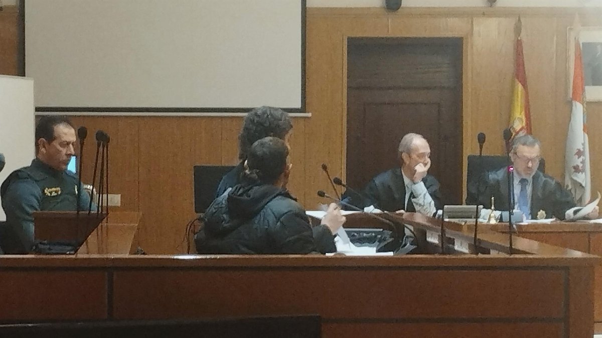 El acusado de tráfico de drogas y su abogado, durante el juicio celebrado en la Audiencia de Valladolid - EUROPA PRESS