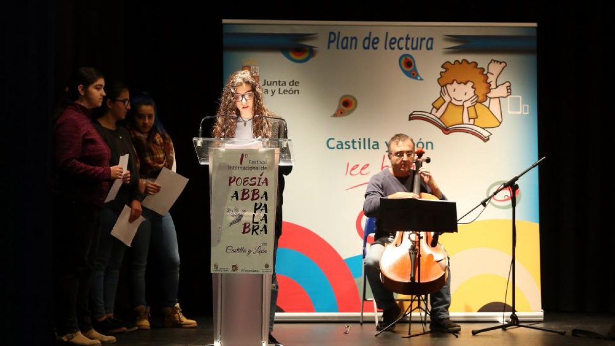 Estudiantes de secundaria y bachillerato de Valladolid participan en el I Festival Internacional de Poesía ‘Abbapalabra’ en Castilla y León.-RUBÉN CACHO / ICAL