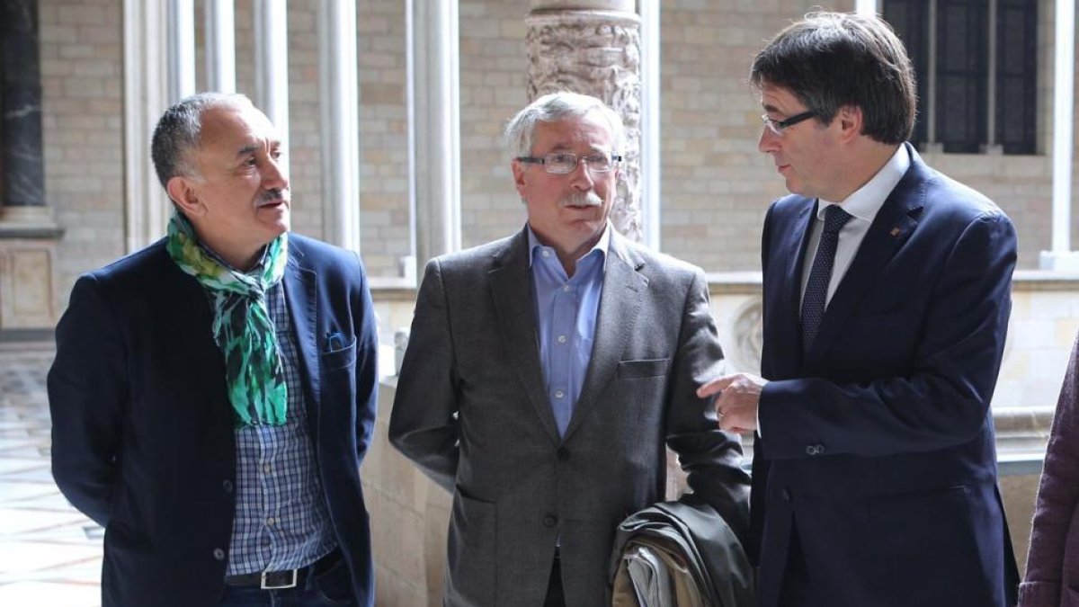 El presidente de la Generalitat, Carles Puigdemont, con los secretarios generales de CCOO, Ignácio Fernández Toxo, y de UGT, Josep Maria Álvarez.-RUBEN MORENO GARCÍA