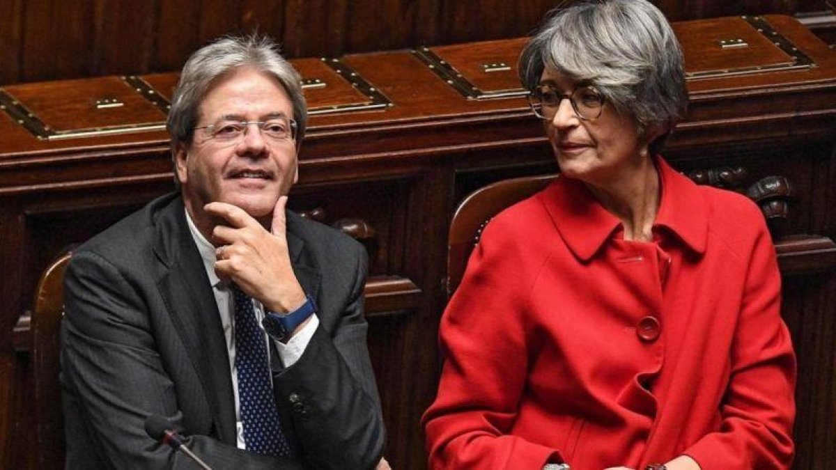 Gentiloni (izq) junto a la ministra de Relaciones con el Parlamento, Anna Finocchiaro, antes de la votación en la Cámara de los Diputados, en Roma, este martes.-EFE / GIUSEPPE LAMI