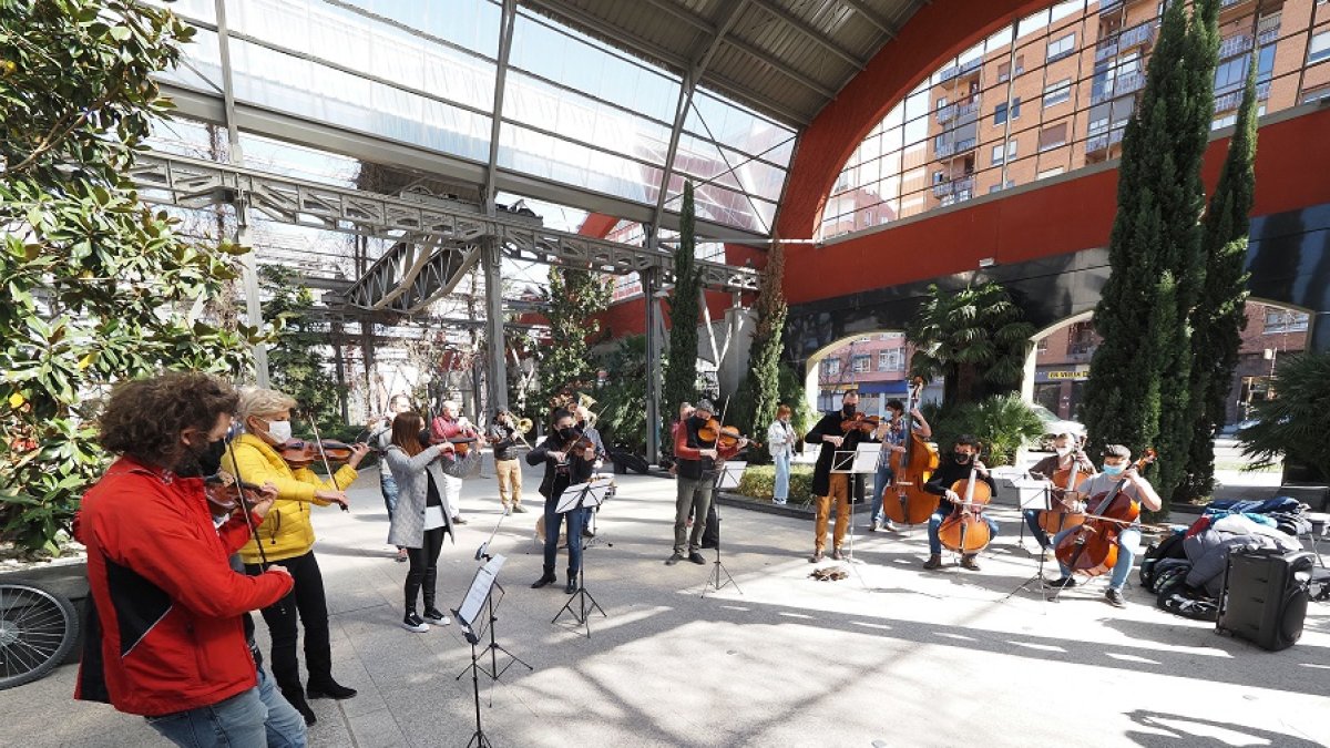 Los músicos voluntarios de 'Miradas' interpretan una cumbia para la vuelta del programa. | PABLO REQUEJO