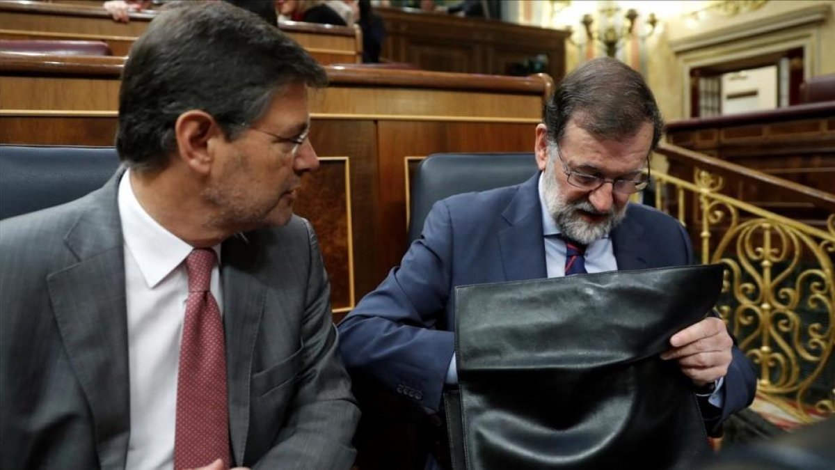 El presidente del Ejecutivo, Mariano Rajoy, junto al ministro de Justicia, Rafael Catalá.-CHEMA MOYA