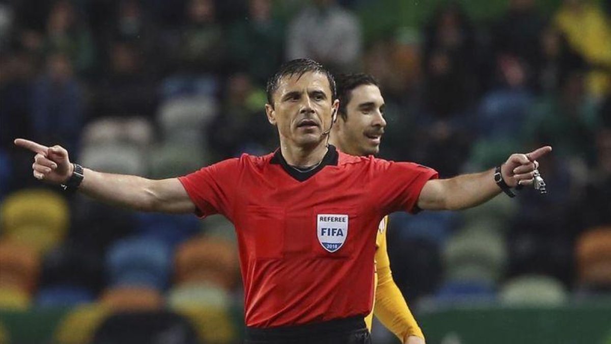 El árbitro Mirolad Mazic, que pitará la final de la Champions.-ARMANDO FRANCA / AP