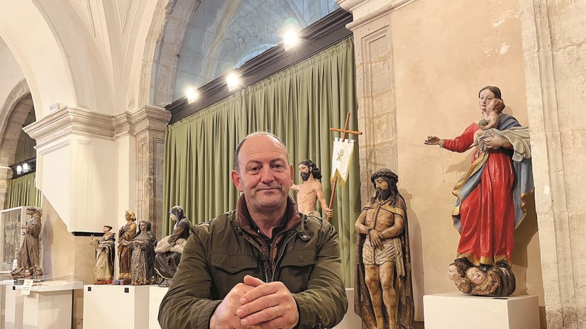 Fernando Díez, alcalde de Frómista, en el museo de la iglesia de San Pedro de la localidad./ ArgiComunicación
