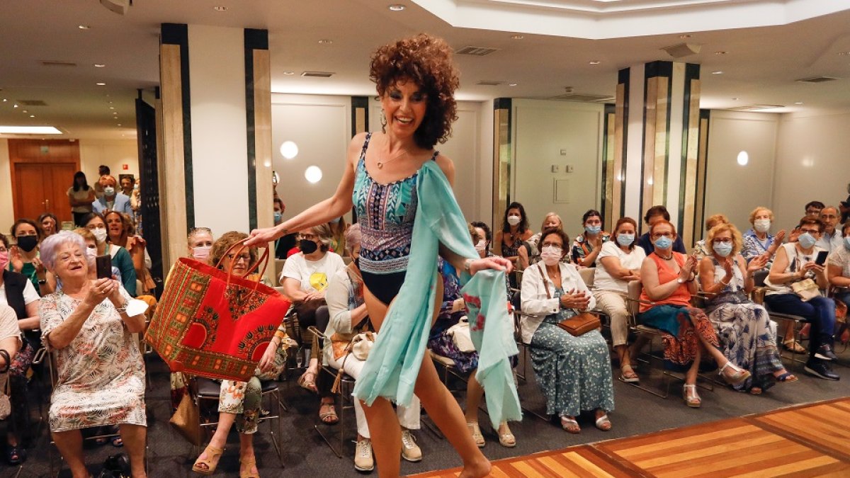 Desfile de lencería y trajes de baño para mujeres masectomizadas en Valladolid. -J. M. LOSTAU