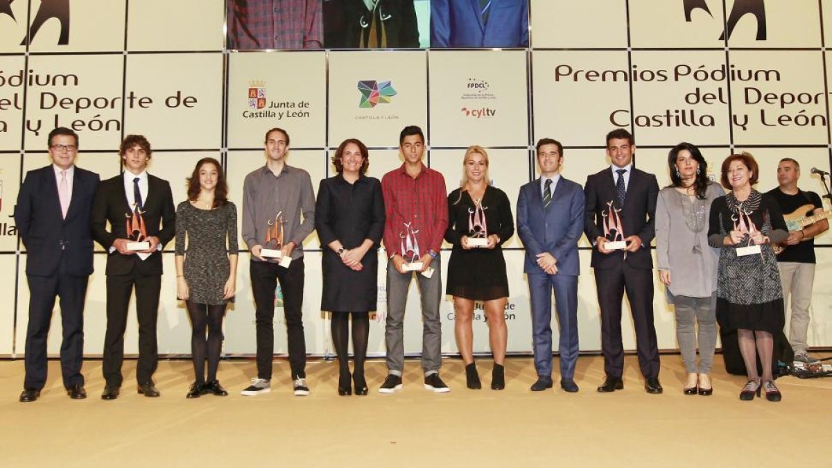 La consejera María Josefa García Cirac posa junto a los deportistas premiados-J.M.LOSTAU