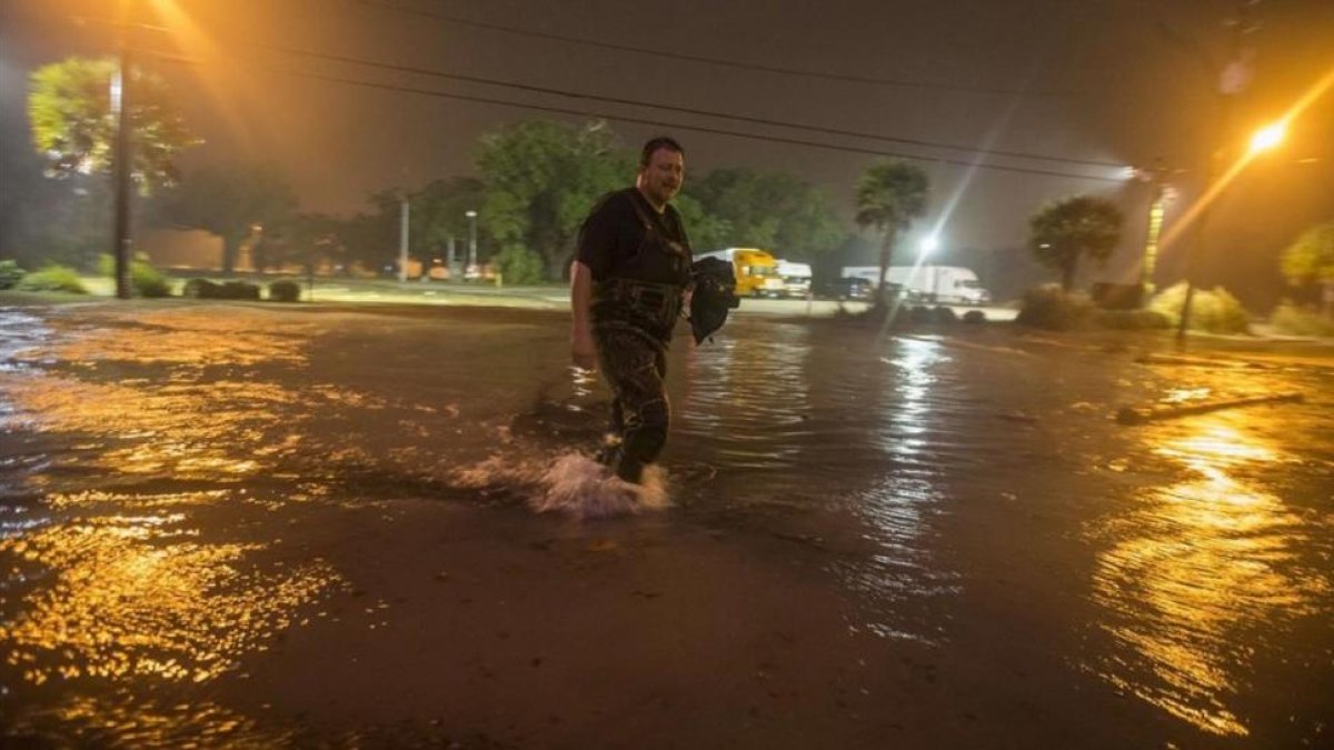 Consecuencias del huracán Nate, a su paso por Oklahoma.-AFP / MARK WALLHEISER