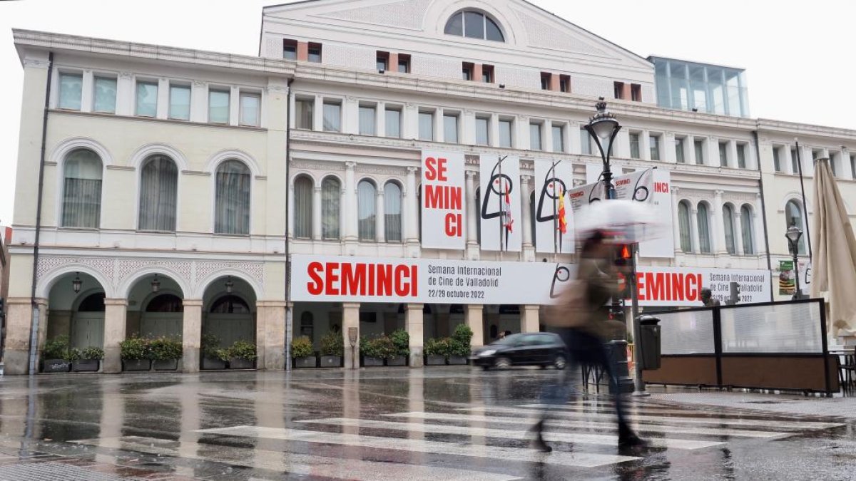 El Teatro Calderón de Valladolid ya luce los carteles de la Seminci. PHOTOGENIC