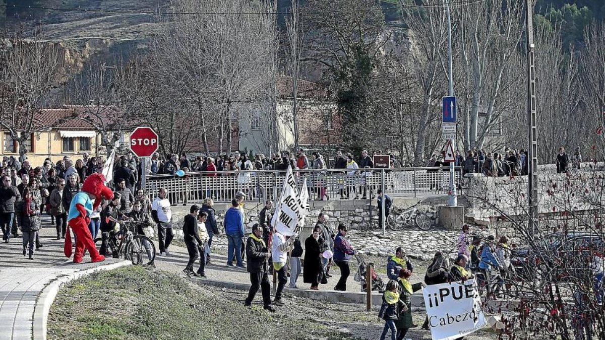 Los vecinos atraviesan el puente tras la lectura de un manifiesto donde exigieron la construcción de un paso alternativa para preservar su seña histórica.-PHOTOGENIC