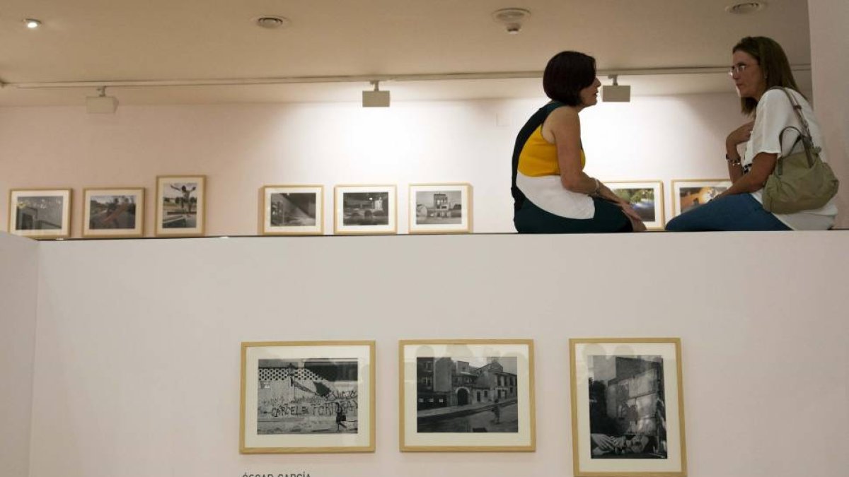 El alcalde de Salamanca, Alfonso Fernández Mañueco, inauguró hoy la exposición solidaria en la que treinta y cuatro fotógrafos salmantinos plasman su visión de la Salamanca de principios de este siglo-ICAL