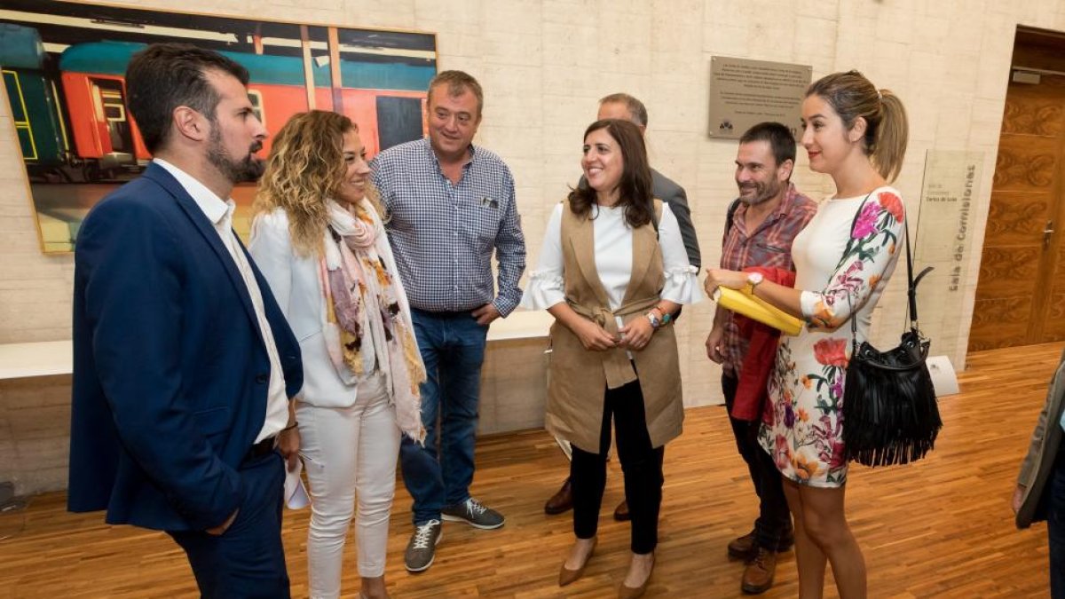 El secretario socialista Luis Tudanca conversa con Aitana Hernando, alcaldesa de Miranda de Ebro (D), y algunos representantes de Garoña.-ICAL