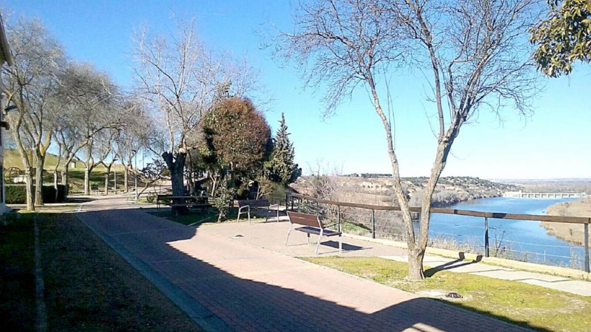 Parque de La Muela en Castronuño, a orillas del Duero, desde donde se observa la presa del embalse cercano.-EL MUNDO