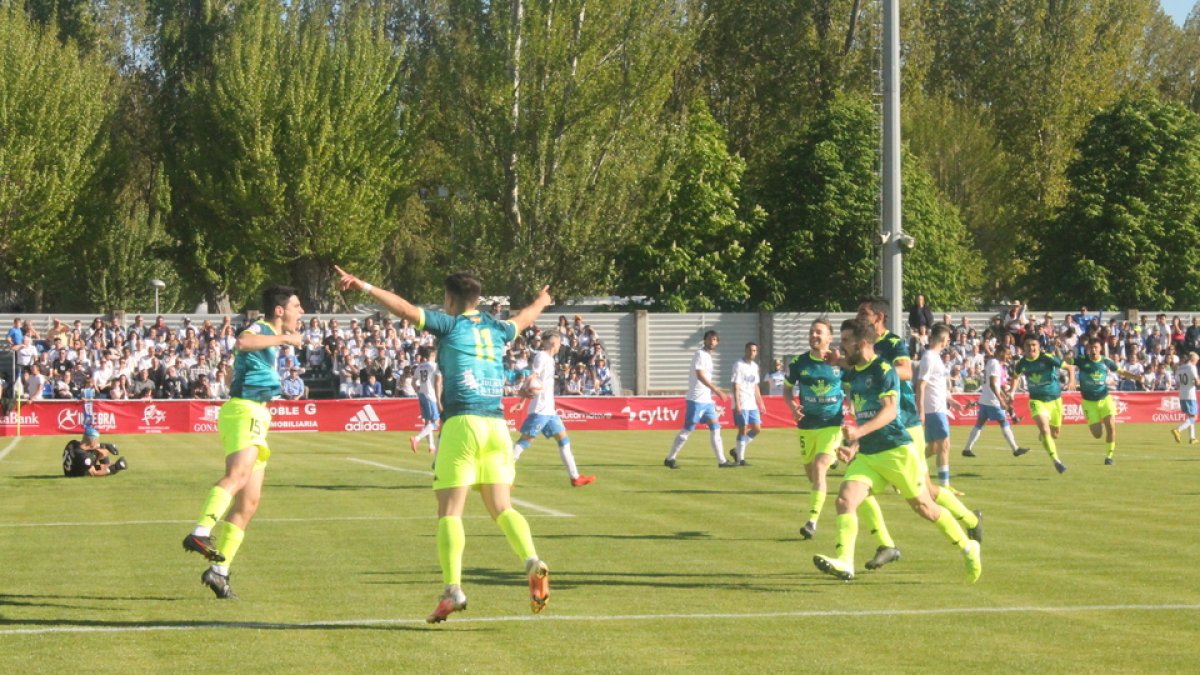 El Atlético Tordesillas celebra el gol deTorres ante el Almazán. FCYLF