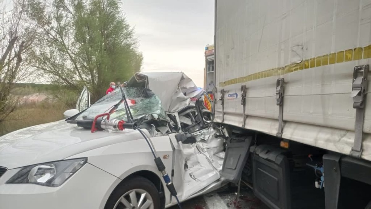 Imagen de una turismo y un camión involucrados en el accidente.- E. M.