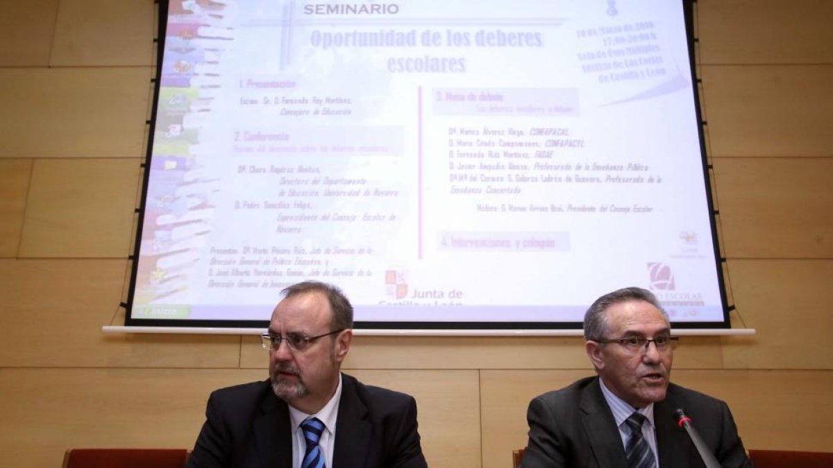 El consejero de Educación, Fernando Rey, inaugura el Seminario titulado ‘Oportunidad de los deberes escolares’ junto al presidente del Consejo Escolar de Castilla y León, Marino Arranz.-ICAL