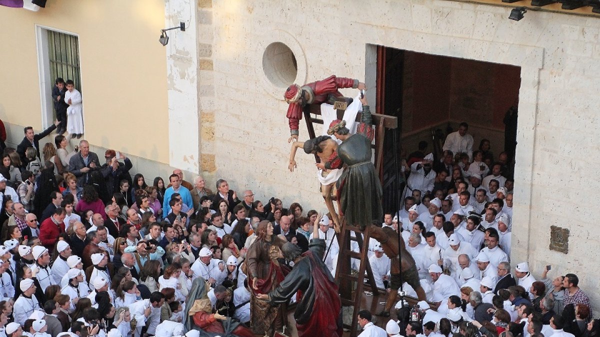 Salida del Descendimiento el Viernes Santo en Medina de Rioseco en una imagen de archivo. -FERNANDO FRADEJAS.