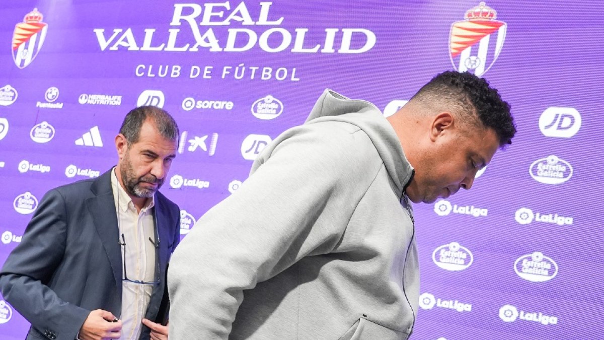 Ronaldo abandona la sala de prensa junto a Espinar / J. M. LOSTAU