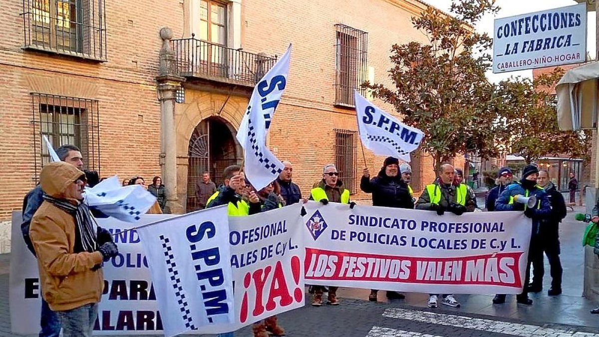 Policías municipales sostienen pancartas en una de sus últimas concentraciones frente al Ayuntamiento.-EL MUNDO