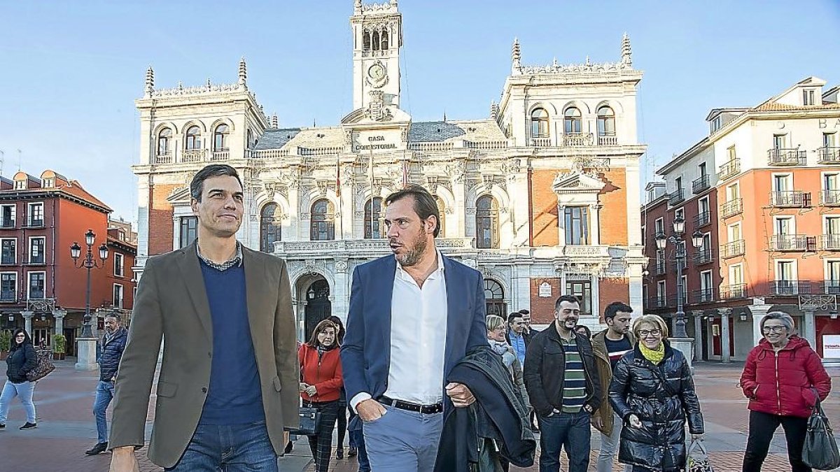 Pedro Sánchez y Óscar Puente pasean por la plaza Mayor en la última visita del presidente del Gobierno a Valladolid.-PABLO REQUEJO