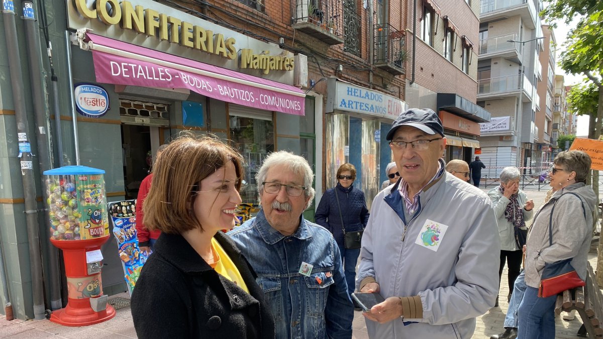 María Sánchez durante un acto de campaña en la calle. -E.M.
