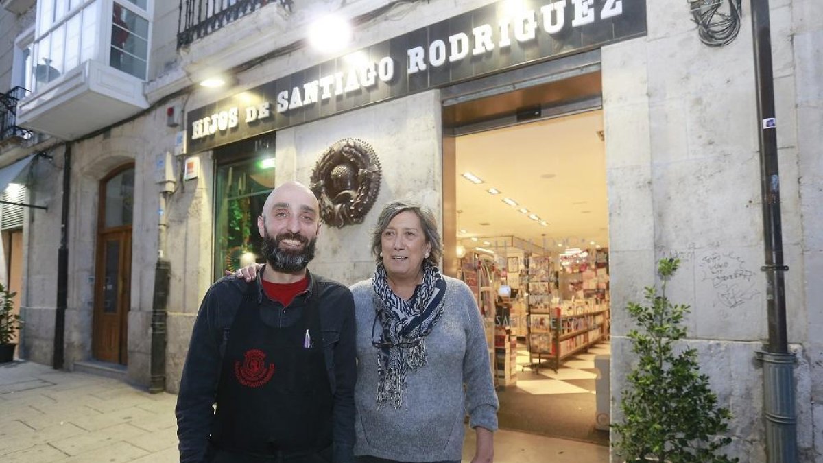 La propietaria de Hijos de Santiago Rodríguez, MercedesRodríguez, junto a uno de los empleados.-RAÚL G. OCHOA