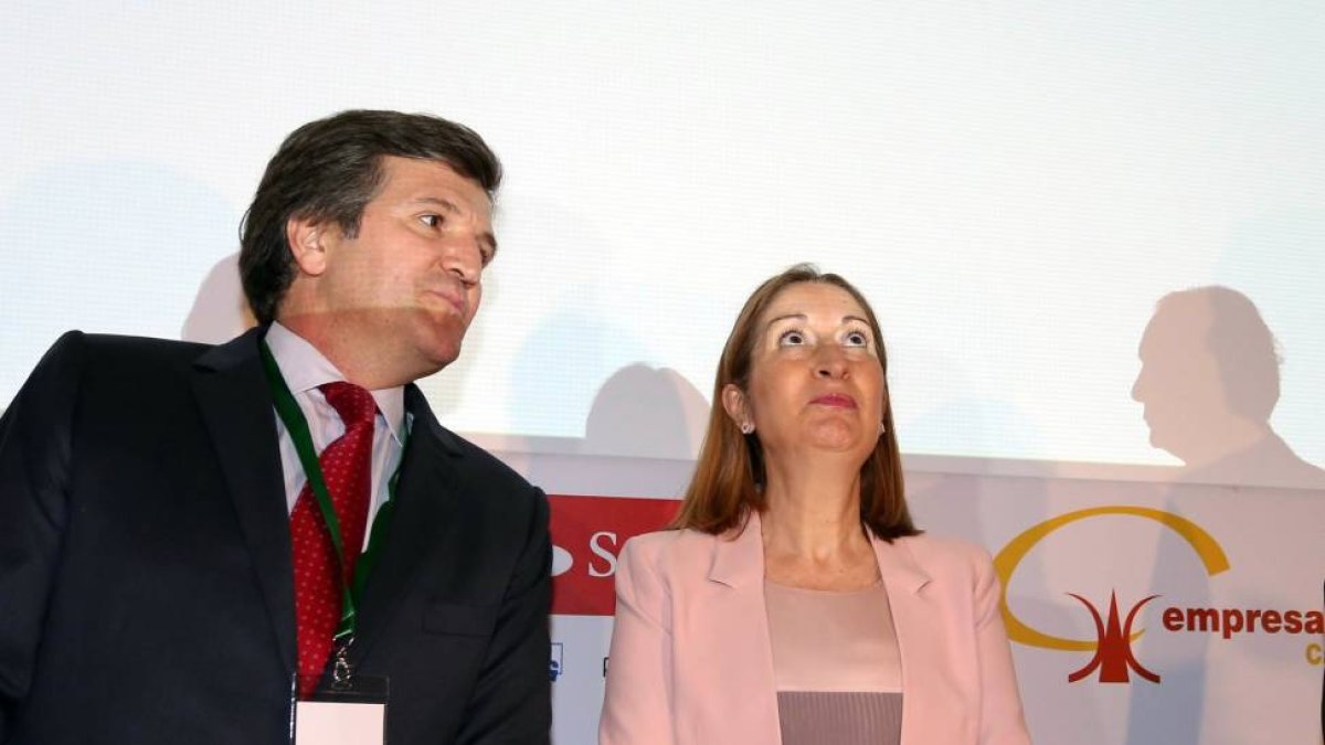 La ministra de Fomento, Ana Pastor, asiste a la inauguración del II Congreso de Empresa Familiar. Junto a ella, el presidente de Empresa Familiar, Alfonso Jiménez-Ical