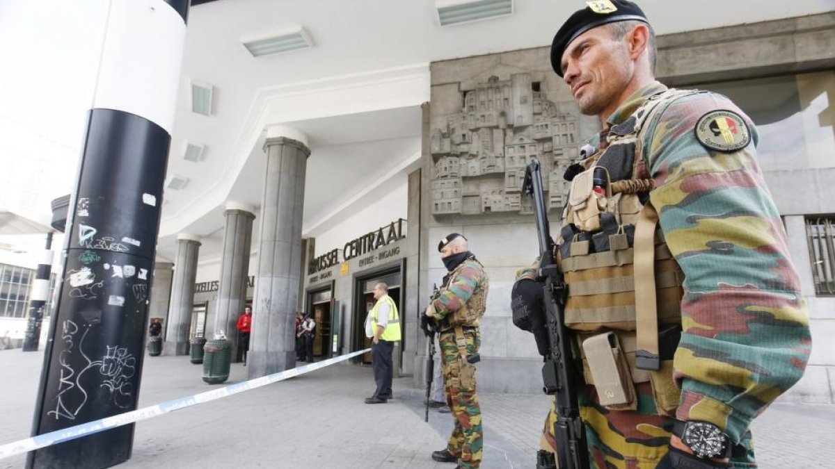 Soldados belgas vigilan la estación central de Bruselas tras ser evacuada por un aviso  por un paqueta sospechoso, en 19 de junio.-EFE / JULIEN WARNAND