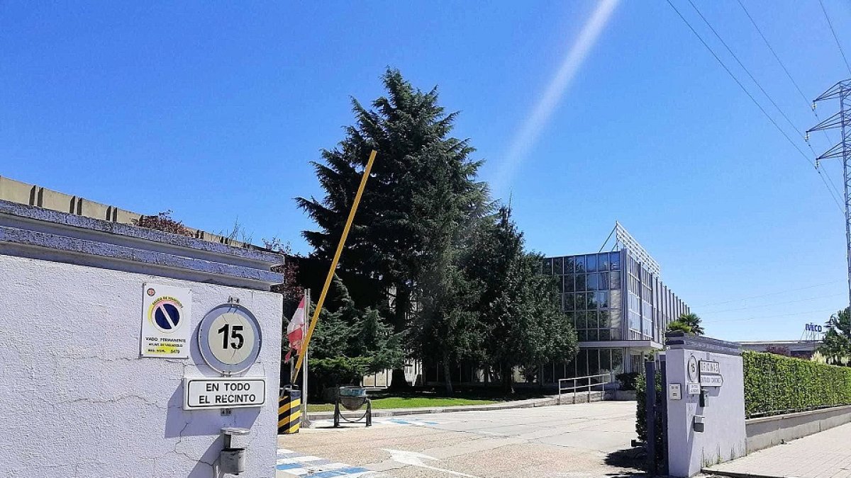 Entrada a la planta de Boston en Valladolid, ayer, tras ser descubiertos. E. M.