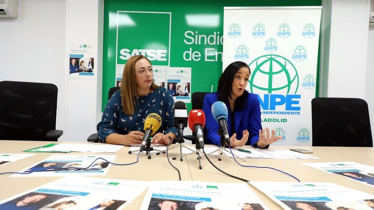 La secretaria regional de Satse, Mercedes Gago (I) y la presidenta de Anpe, Pilar Gredilla.-ICAL