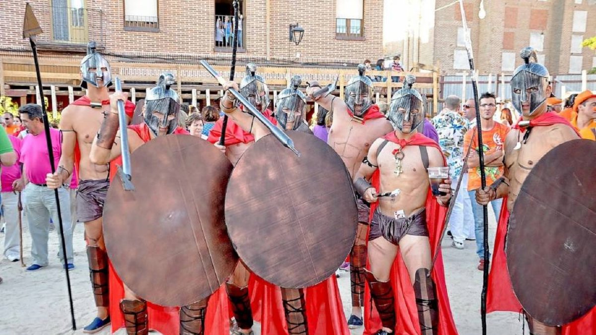 Los miembros de una peña de Serrada posan ataviados al modo de soldados romanos en la Plaza Mayor durante el 'chupinazo' festivo del año pasadoo.-Santiago