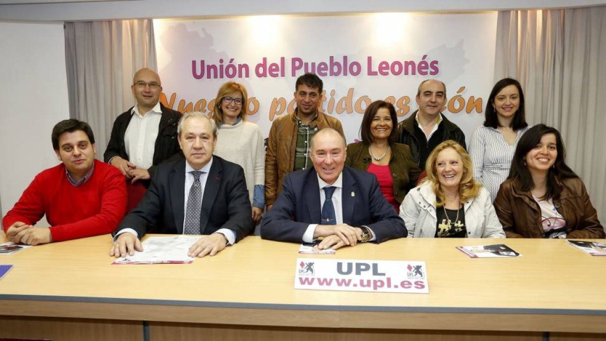 l candidato de UPL a la alcaldía de León, Eduardo López Sendino (C), acompañado por otros miembros de la lista, presenta su programa electoral-Ical